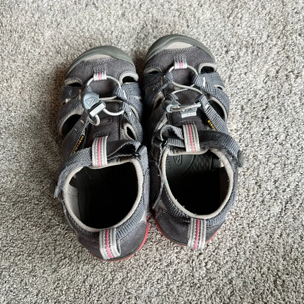 Girls Keen Seacamp II CNX Girls Size 1 Sandals Shoes Grey & Pink Kids